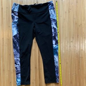 Lucy Pocket Run Capri Tights Black and Print Large